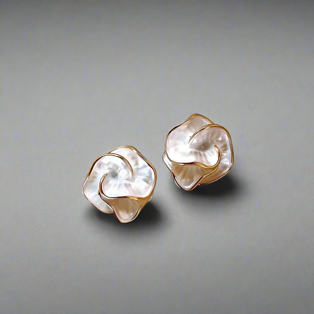Pendientes Flor Nácar con Detalle Dorado