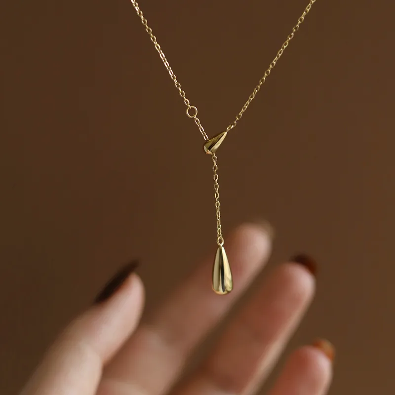 Colgante Minimalista en Y de Acero Titanio Chapado en Oro 18K