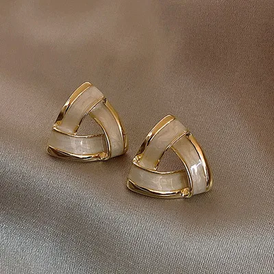 Pendientes Triángulo Elegante con Detalle Nácar