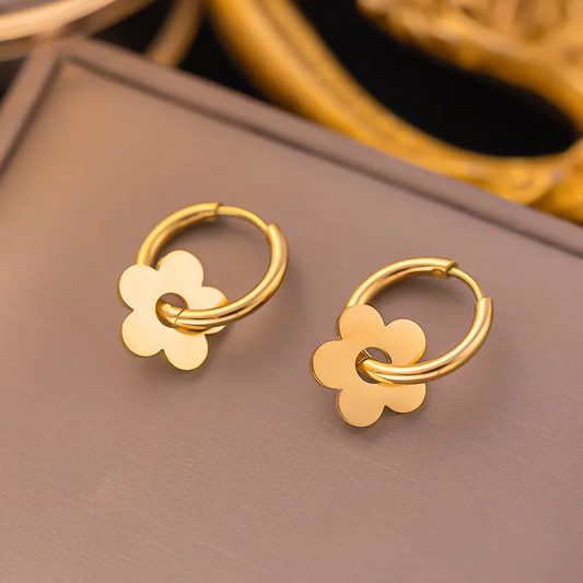 Pendientes Aro con Flor – Acero Inoxidable Chapado en Oro 18K