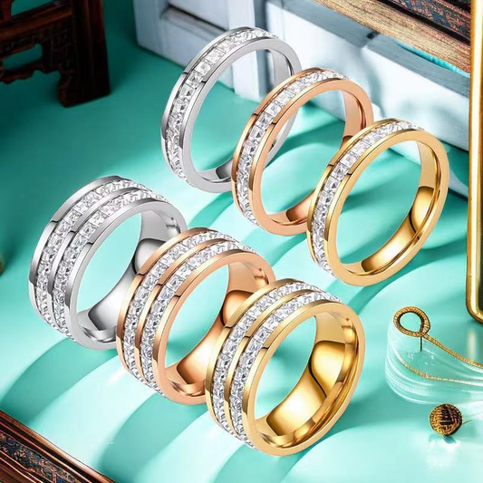 Anillo geométrico con circon en acero inoxidable – Plateado, dorado u oro rosa (tallas 5 a 12)